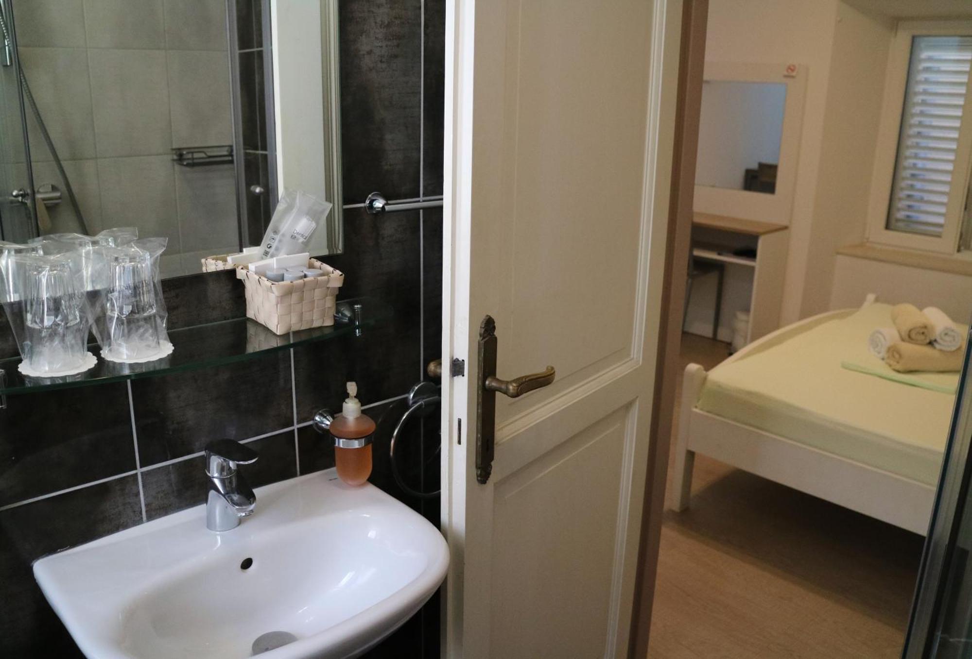 Studio Apartments & Rooms Lela, Sipan Island Sipanska Luka  ห้อง รูปภาพ